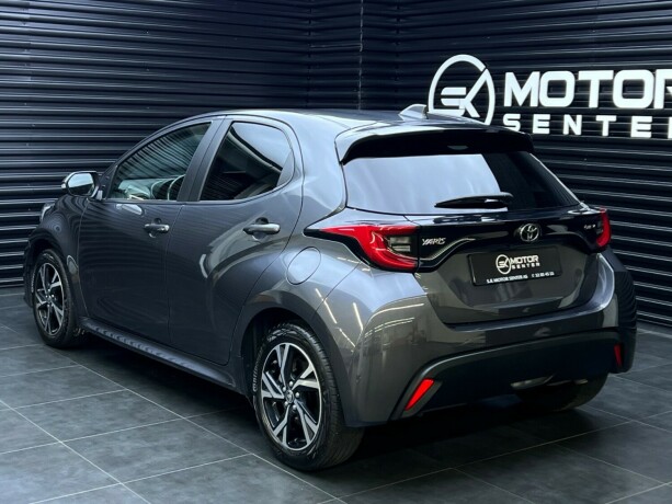 toyota-yaris-elektrisitetbensin-2024-big-1