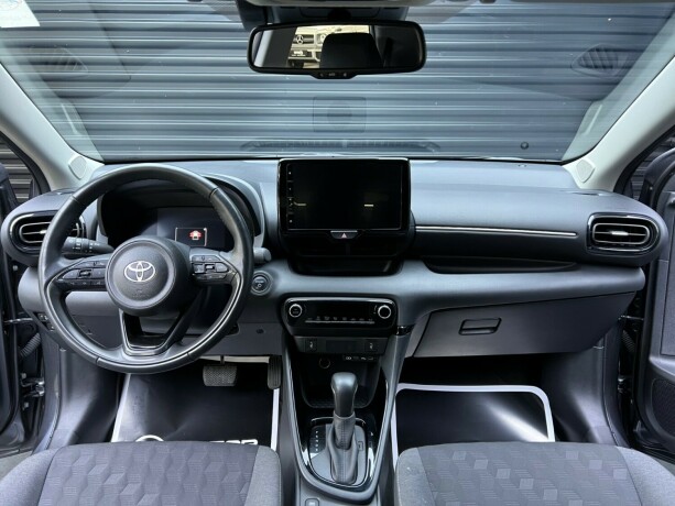 toyota-yaris-elektrisitetbensin-2024-big-8