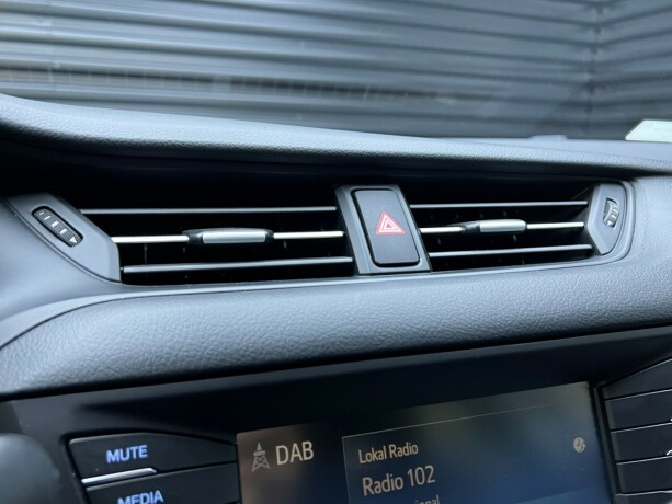 toyota-avensis-bensin-2015-big-16