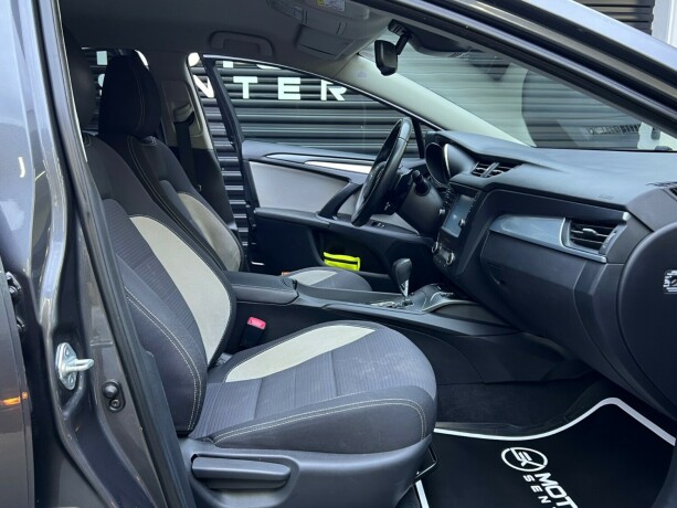 toyota-avensis-bensin-2015-big-30