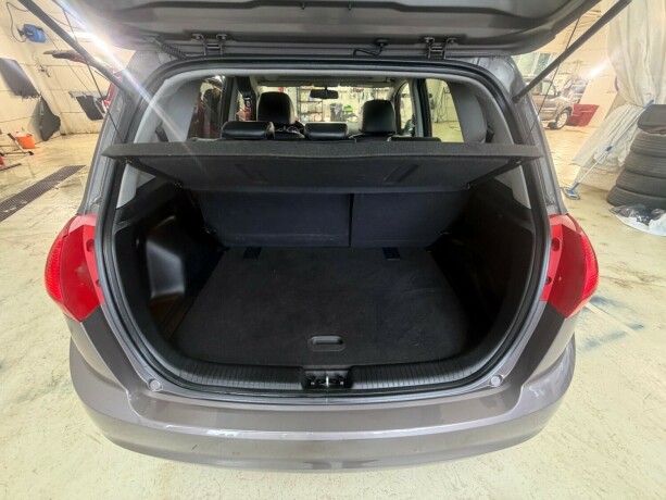 kia-venga-bensin-2011-big-13