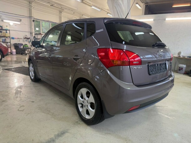 kia-venga-bensin-2011-big-3