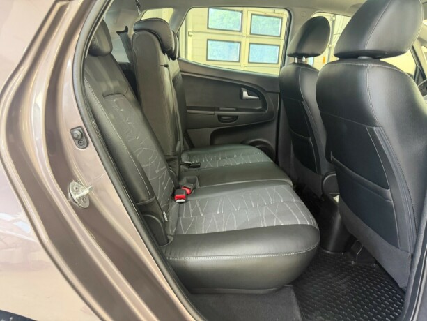kia-venga-bensin-2011-big-15