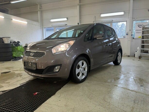 kia-venga-bensin-2011-big-1