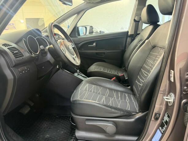 kia-venga-bensin-2011-big-10