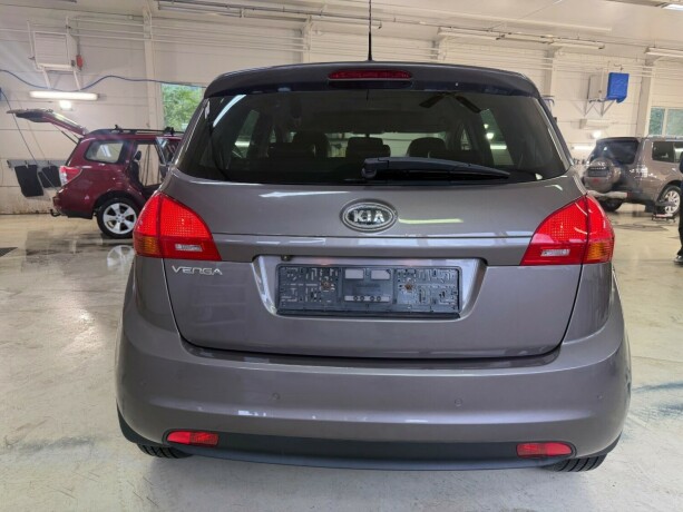 kia-venga-bensin-2011-big-4