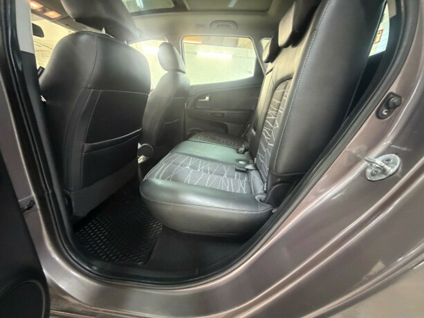 kia-venga-bensin-2011-big-12