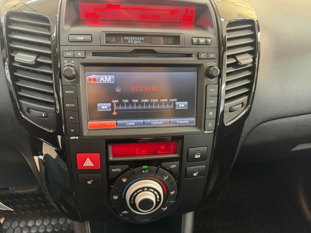 kia-venga-bensin-2011-big-23