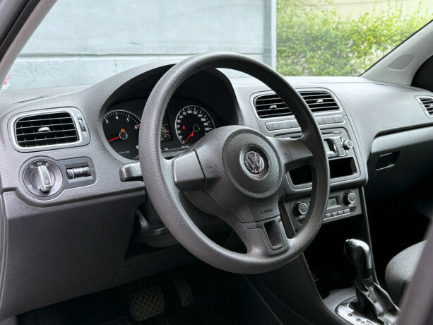 volkswagen-polo-bensin-2010-big-11