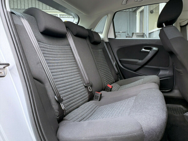 volkswagen-polo-bensin-2010-big-4