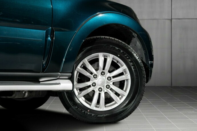 mitsubishi-pajero-diesel-2016-big-12
