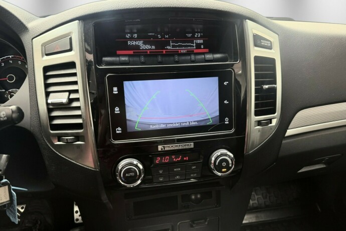 mitsubishi-pajero-diesel-2017-big-22