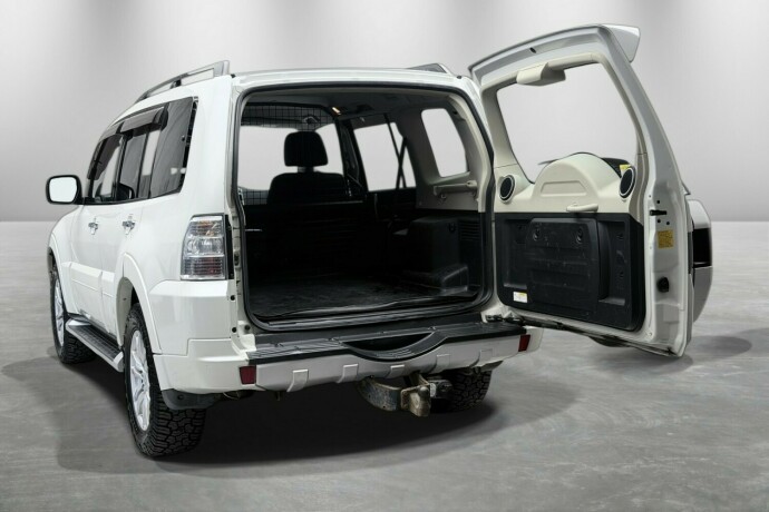 mitsubishi-pajero-diesel-2017-big-9