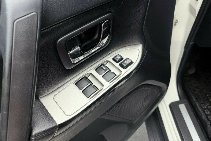 mitsubishi-pajero-diesel-2017-big-14