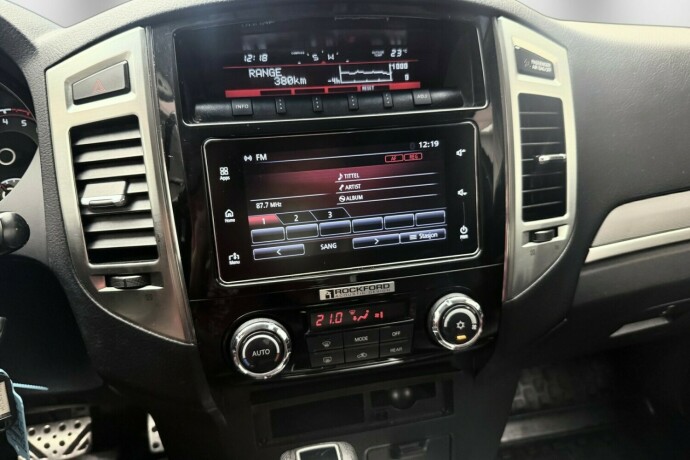 mitsubishi-pajero-diesel-2017-big-24
