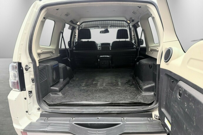 mitsubishi-pajero-diesel-2017-big-10