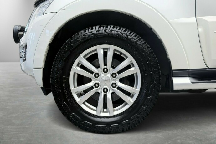mitsubishi-pajero-diesel-2017-big-2