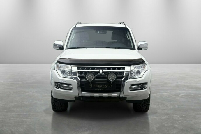 mitsubishi-pajero-diesel-2017-big-3