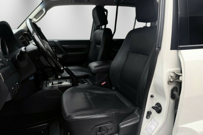 mitsubishi-pajero-diesel-2017-big-12