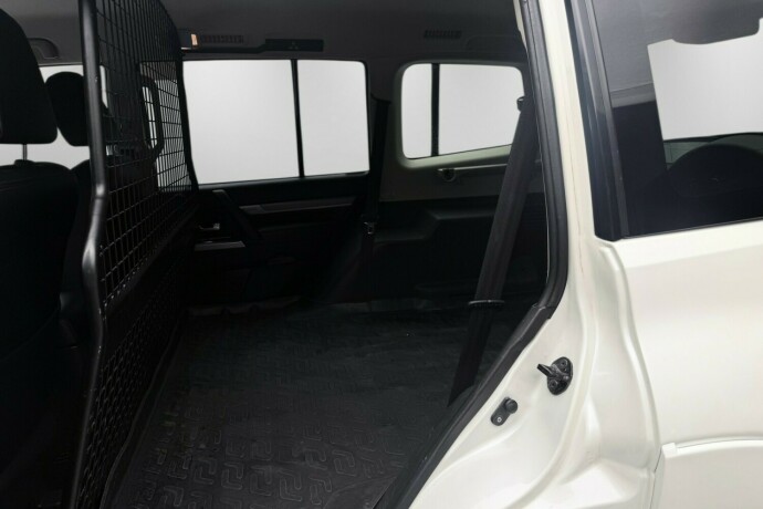 mitsubishi-pajero-diesel-2017-big-15