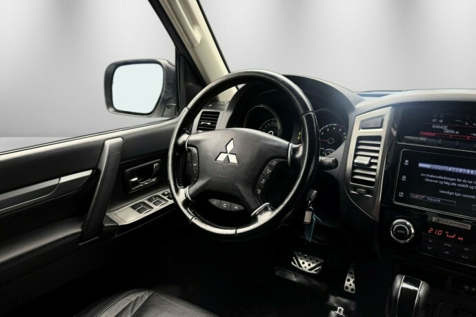 mitsubishi-pajero-diesel-2017-big-16