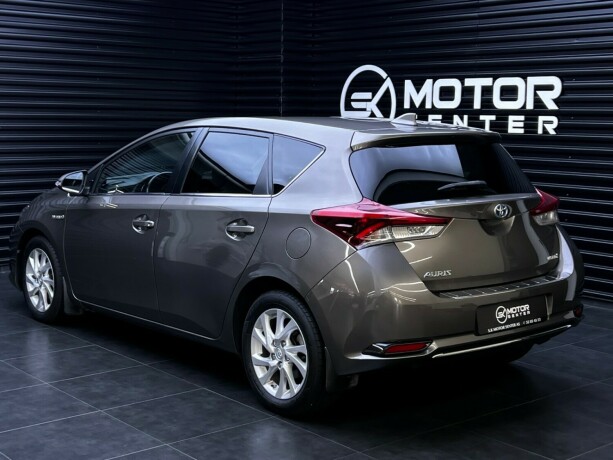 toyota-auris-elektrisitetbensin-2017-big-1