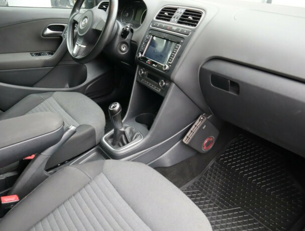 volkswagen-polo-bensin-2013-big-10