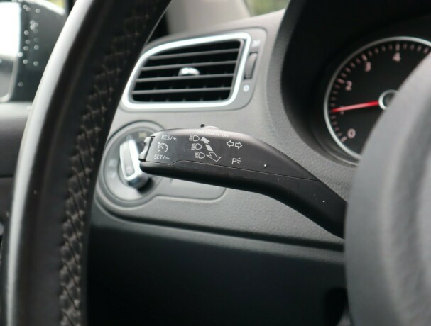 volkswagen-polo-bensin-2013-big-11