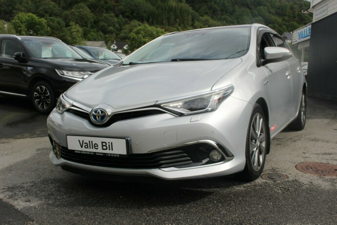 toyota-auris-elektrisitetbensin-2017-big-1