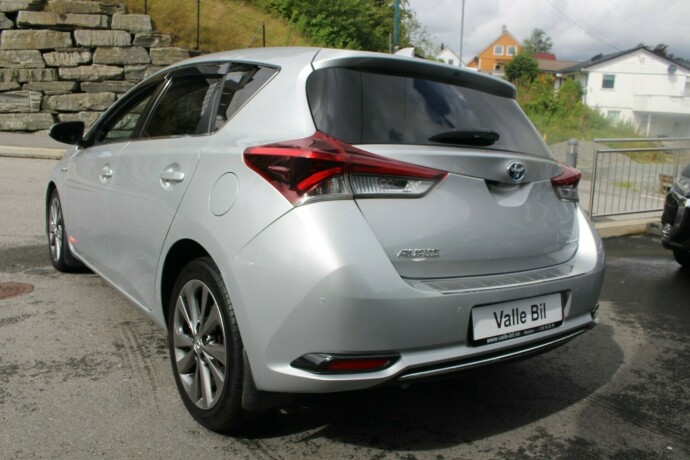 toyota-auris-elektrisitetbensin-2017-big-3