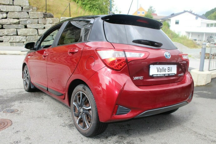 toyota-yaris-elektrisitetbensin-2017-big-2