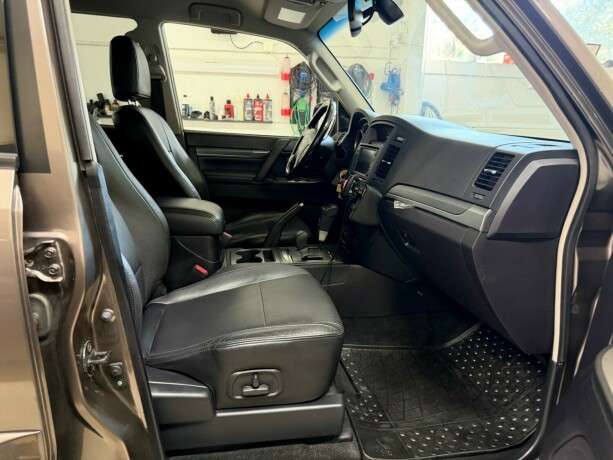 mitsubishi-pajero-diesel-2009-big-16