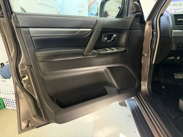 mitsubishi-pajero-diesel-2009-big-9
