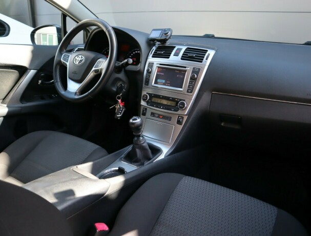 toyota-avensis-bensin-2012-big-6