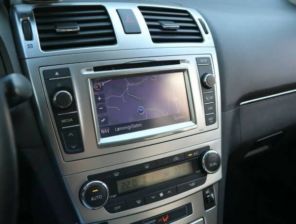 toyota-avensis-bensin-2012-big-13