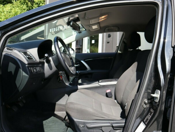toyota-avensis-bensin-2012-big-4