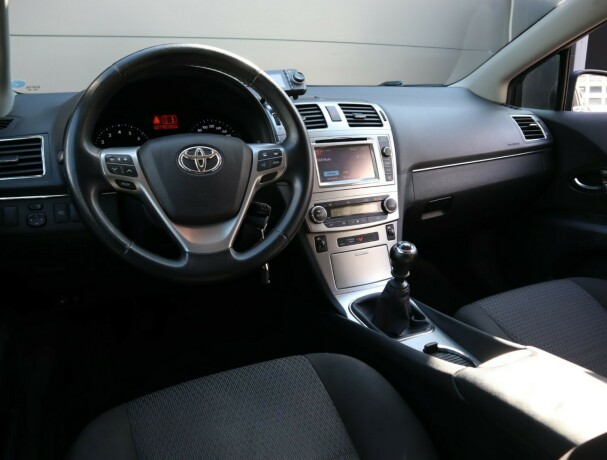 toyota-avensis-bensin-2012-big-5