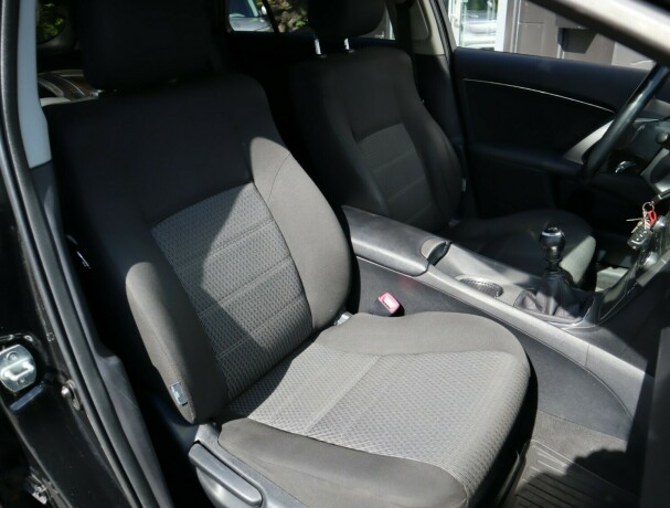 toyota-avensis-bensin-2012-big-7