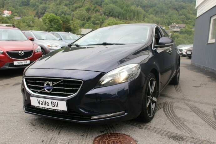 volvo-v40-diesel-2016-big-1