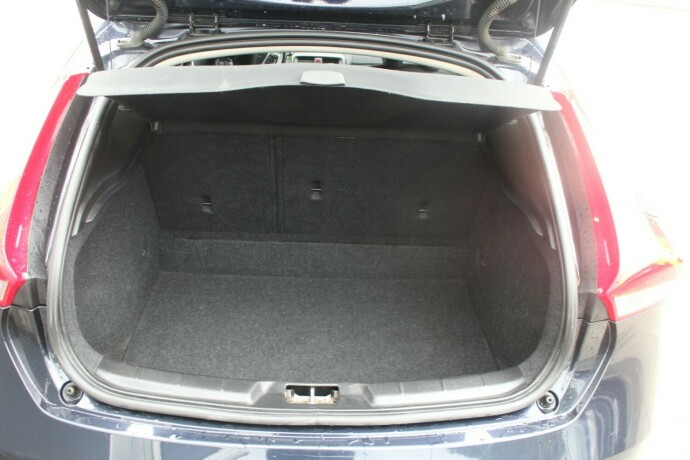 volvo-v40-diesel-2016-big-4