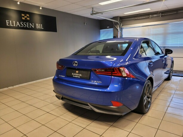 lexus-is300h-bensin-2014-big-5