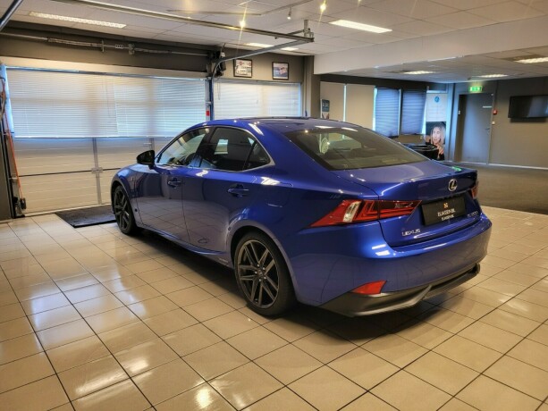 lexus-is300h-bensin-2014-big-6