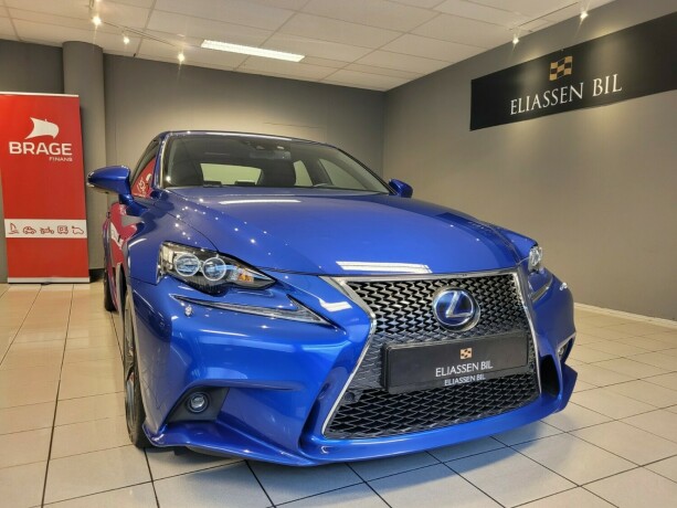 lexus-is300h-bensin-2014-big-8