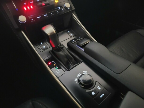 lexus-is300h-bensin-2014-big-25