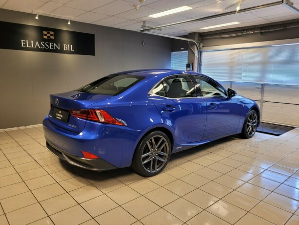 lexus-is300h-bensin-2014-big-4
