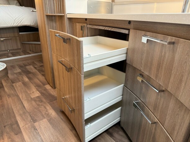 kabe-tm-i-910-imperial-queensbed-senkeseng-55tonn-automat-alde-al-co-hydraulikk-st248ttebein-diesel-2018-big-32
