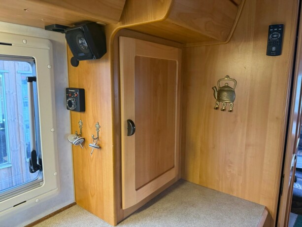 hymer-swing-alkove-lav-seng-nede-svingstoler-truma-kombi-kj248leskap-toalett-diesel-1997-big-39
