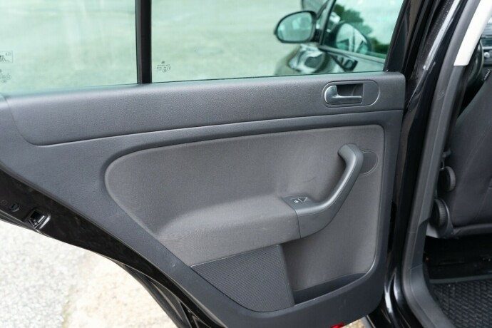 volkswagen-golf-plus-diesel-2012-big-21