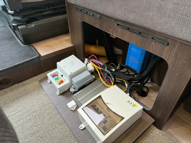 benimar-tessoro-463-2-enkle-senger-senkeseng-truma-varme-stort-kj248leskap-trefri-b-f248rerkort-diesel-2024-big-28