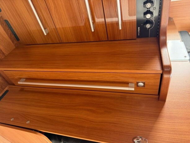 dethleffs-i7150-queensbed-senkeseng-fremme-alde-ac-i-bodel-skinn-stort-kj248leskap-stekeovn-diesel-2012-big-34